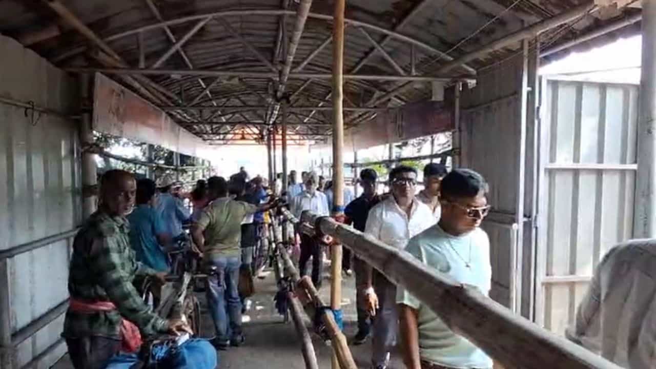 Hooghly: চন্দননগরের জগদ্ধাত্রী পুজো দেখতে গেলে গুনতে হবে বাড়তি টাকা! Hooghly: চন্দননগরের জগদ্ধাত্রী পুজো দেখতে গেলে গুনতে হবে বাড়তি টাকা!
