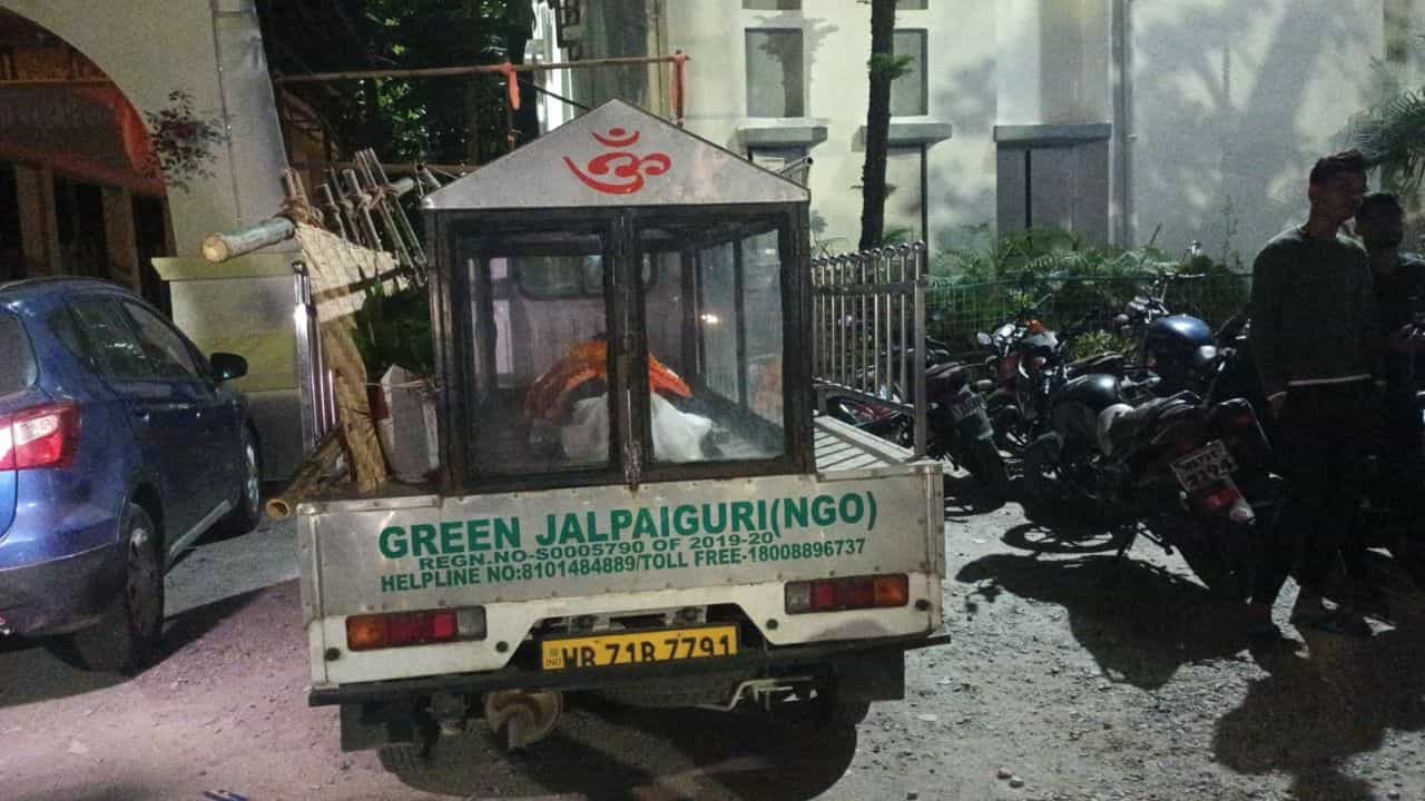 Jalpaiguri: শববাহী গাড়িতে যুবতীর দেহ, কান্না ভুলে হাতাহাতিতে জড়াল ২ পরিবার, হঠাৎ হল কী? Jalpaiguri: শববাহী গাড়িতে যুবতীর দেহ, কান্না ভুলে হাতাহাতিতে জড়াল ২ পরিবার, হঠাৎ হল কী?