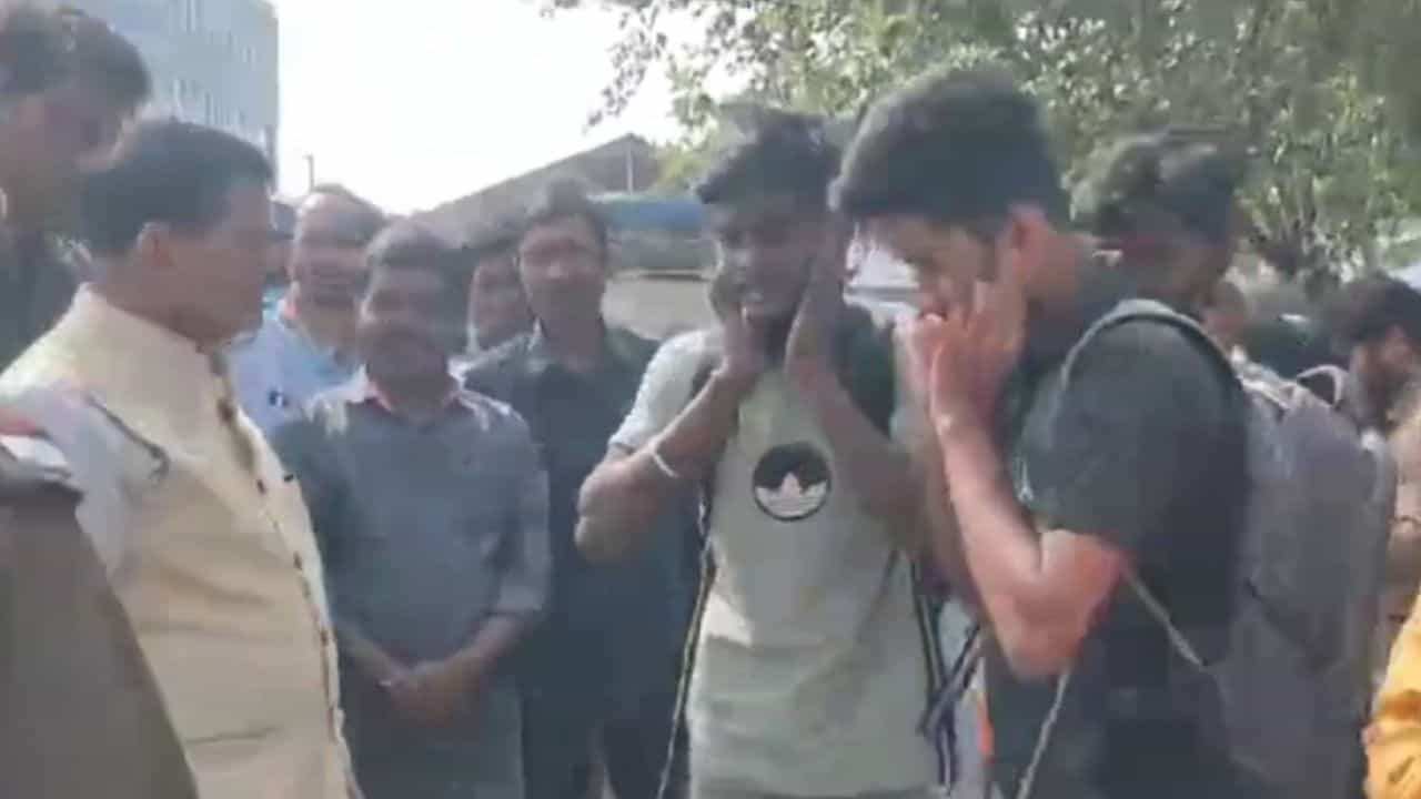 Kalna: হেলমেট ছাড়া রাস্তায়? রাস্তাতেই তিন স্কুল পড়ুয়াকে কান ধরে ওঠবস করালেন মন্ত্রী Kalna: হেলমেট ছাড়া রাস্তায়? রাস্তাতেই তিন স্কুল পড়ুয়াকে কান ধরে ওঠবস করালেন মন্ত্রী