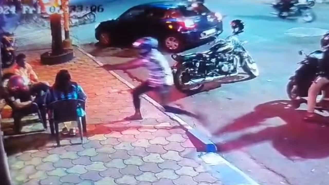 Attack on TMC councillor: বাইক থেকে নেমেই দৌড়ে এল কাউন্সিলরের দিকে, হামলার ছবি ধরা পড়ল সিসিটিভি-তে Attack on TMC councillor: বাইক থেকে নেমেই দৌড়ে এল কাউন্সিলরের দিকে, হামলার ছবি ধরা পড়ল সিসিটিভি-তে
