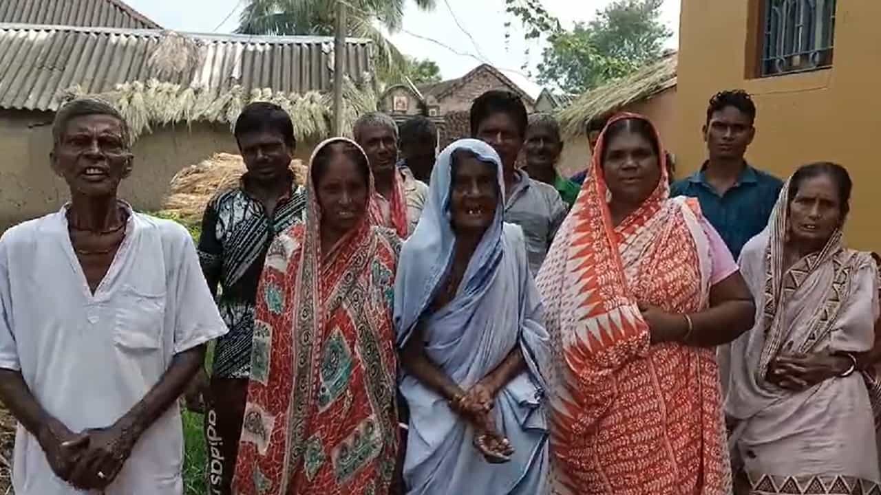 Awas Yojana: পাকা বাড়ি সত্ত্বেও বাংলা আবাসে নাম! ‘আমরা কী দোষ করলাম?’, কুঁড়ে ঘরে বসে মাথায় হাত কাটোয়ার হাজার হাজার মানুষের Awas Yojana: পাকা বাড়ি সত্ত্বেও বাংলা আবাসে নাম! ‘আমরা কী দোষ করলাম?’, কুঁড়ে ঘরে বসে মাথায় হাত কাটোয়ার হাজার হাজার মানুষের