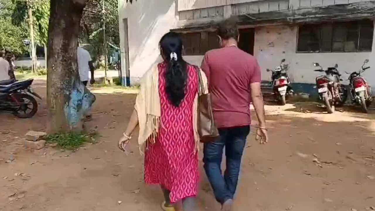 Kharagpur: আই লাইক ইউ বলেই লিফটের মধ্যে অষ্টম শ্রেণির ছাত্রীকে চুমু, খড়গপুরের আবাসনে শোরগোল Kharagpur: আই লাইক ইউ বলেই লিফটের মধ্যে অষ্টম শ্রেণির ছাত্রীকে চুমু, খড়গপুরের আবাসনে শোরগোল