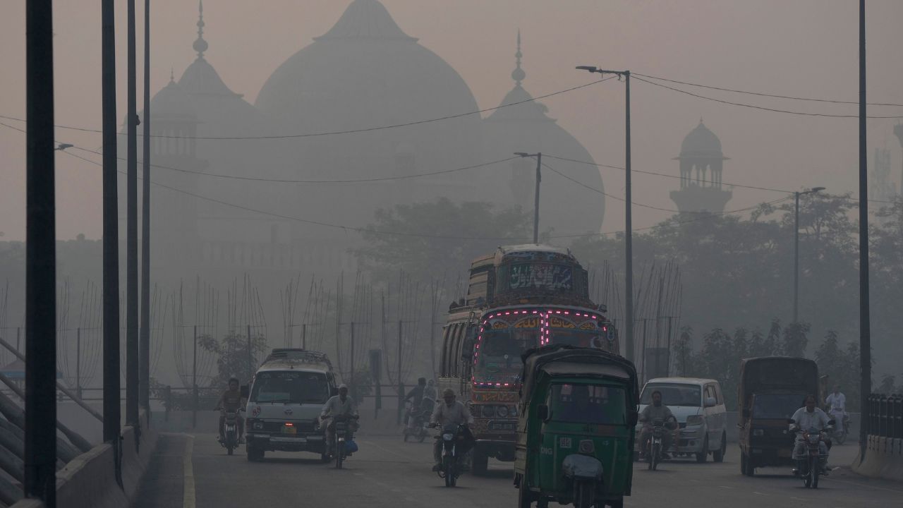 Pollution in Lahore: দিল্লি-লাহোরের দূষণের দায় কার? ক্রিকেট মাঠের বাইরে লড়াইয়ে ভারত-পাক