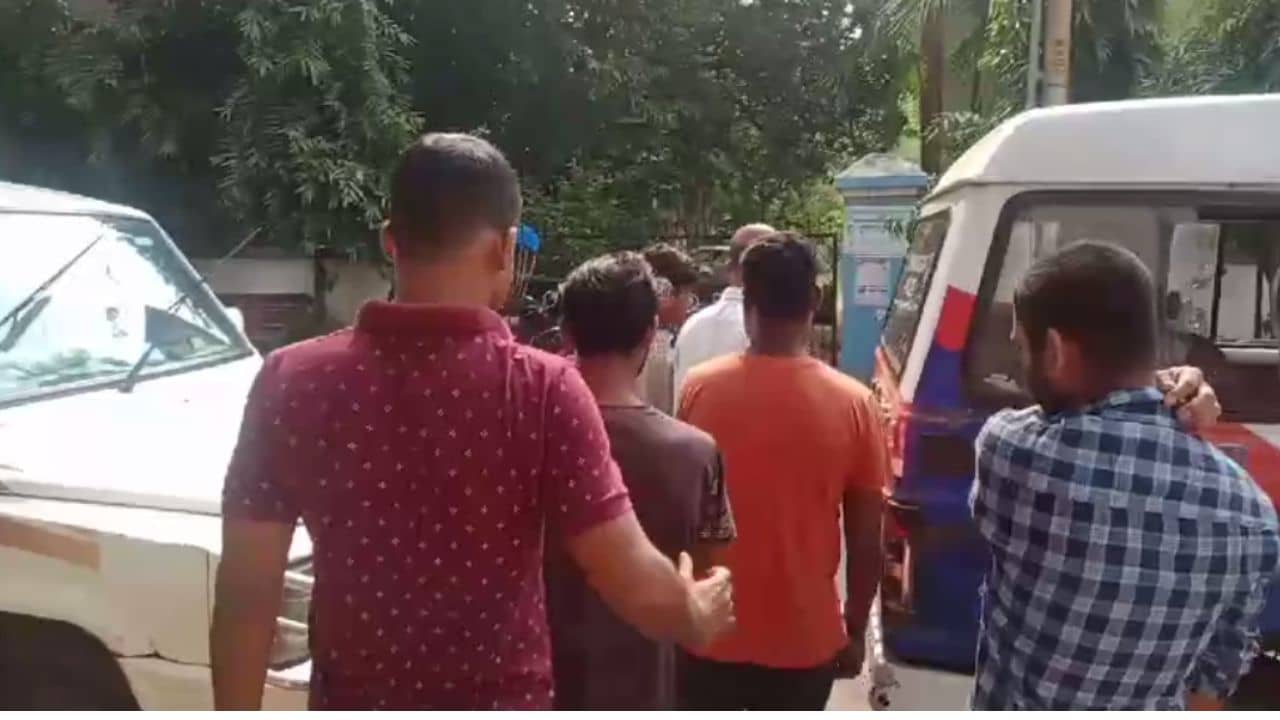 Laketown: লেকটাউনে ভরা রাস্তায় বিবাহিত মহিলার স্তন নিয়ে কটূক্তি করে নিজের বিপদ নিজেই ডেকে আনল এরা!