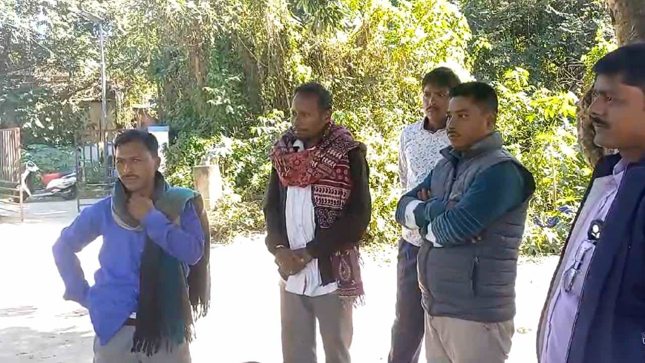 North Dinajpur: জমি নিয়ে ঝামেলায় গেল প্রাণ, আশঙ্কাজনক অবস্থায় হাসপাতালে আরও ২, রণক্ষেত্র কালিয়াগঞ্জ North Dinajpur: জমি নিয়ে ঝামেলায় গেল প্রাণ, আশঙ্কাজনক অবস্থায় হাসপাতালে আরও ২, রণক্ষেত্র কালিয়াগঞ্জ