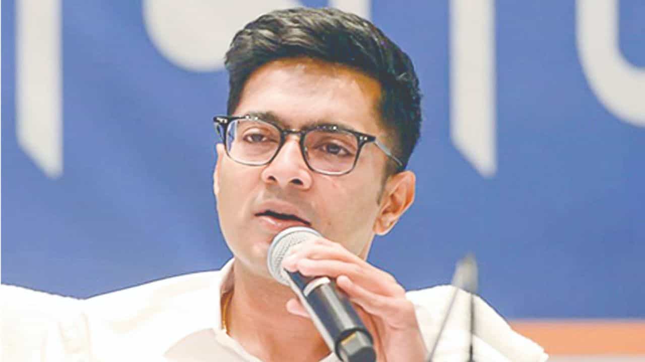 Abhishek Banerjee: 'সে তার সামর্থ্য মতো করেছে...আমি আমার মতো চেষ্টা করছি' Abhishek Banerjee: 'সে তার সামর্থ্য মতো করেছে...আমি আমার মতো চেষ্টা করছি'
