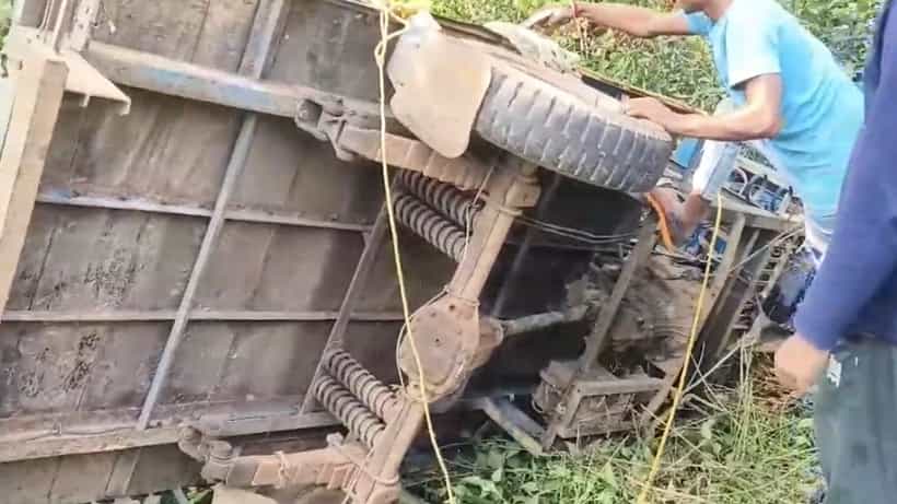 Bus Accident: উদ্দাম গতিতে ছুটছিল বাস, সামনে ভ্যান পড়তেই ভয়ঙ্কর ঘটনা, ছিটকে গেল সব