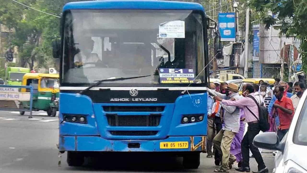 Bus: খুচরোর হয়রানি আর নয়, সরকারি বাসের টিকিট কেটে ফেলুন বাসে ওঠার আগেই, বড় উদ্যোগ রাজ্যের পরিবহন দফতরের Bus: খুচরোর হয়রানি আর নয়, সরকারি বাসের টিকিট কেটে ফেলুন বাসে ওঠার আগেই, বড় উদ্যোগ রাজ্যের পরিবহন দফতরের