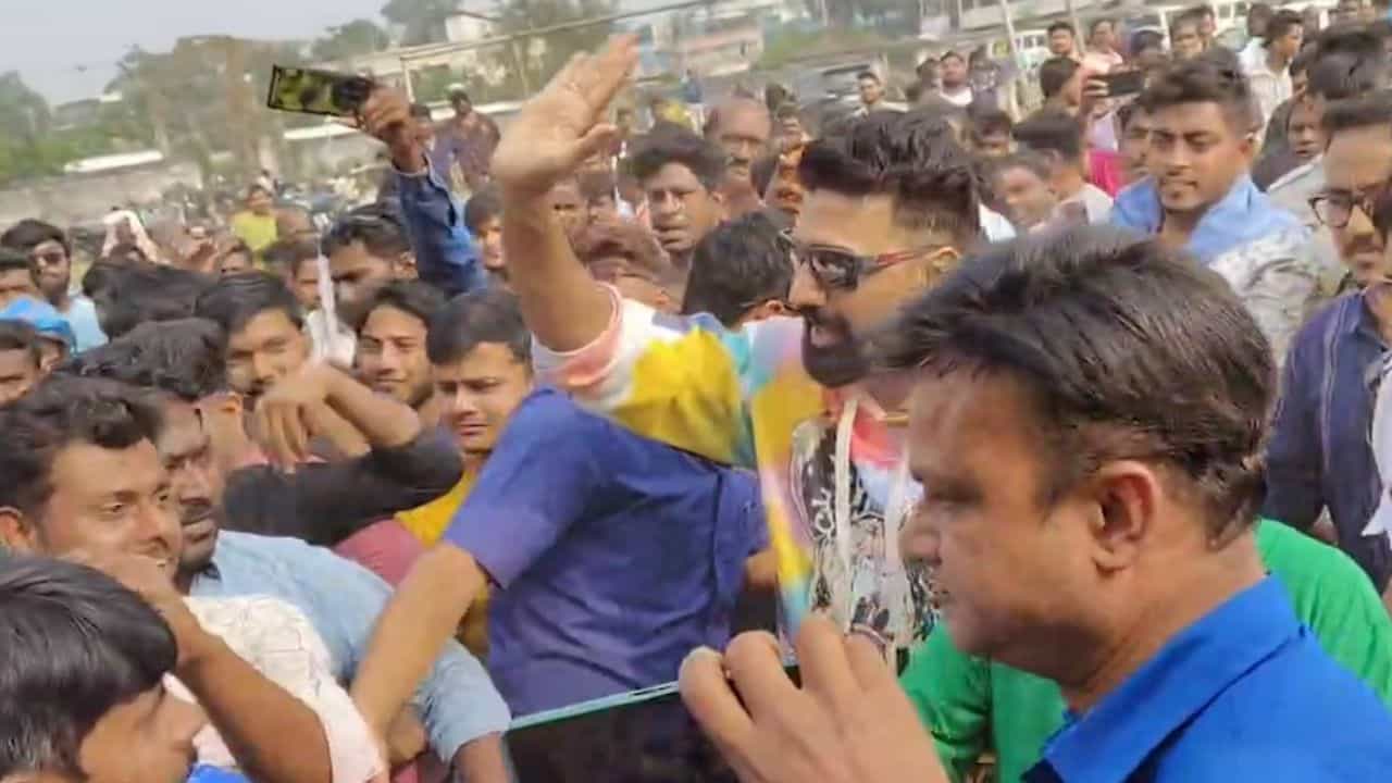 Ghatal: দেবের সামনেই তুমুল লাঠালাঠি তৃণমূলের দুই গোষ্ঠীর, ঝরল রক্ত, হাসপাতালে ভর্তি একাধিক কর্মী Ghatal: দেবের সামনেই তুমুল লাঠালাঠি তৃণমূলের দুই গোষ্ঠীর, ঝরল রক্ত, হাসপাতালে ভর্তি একাধিক কর্মী