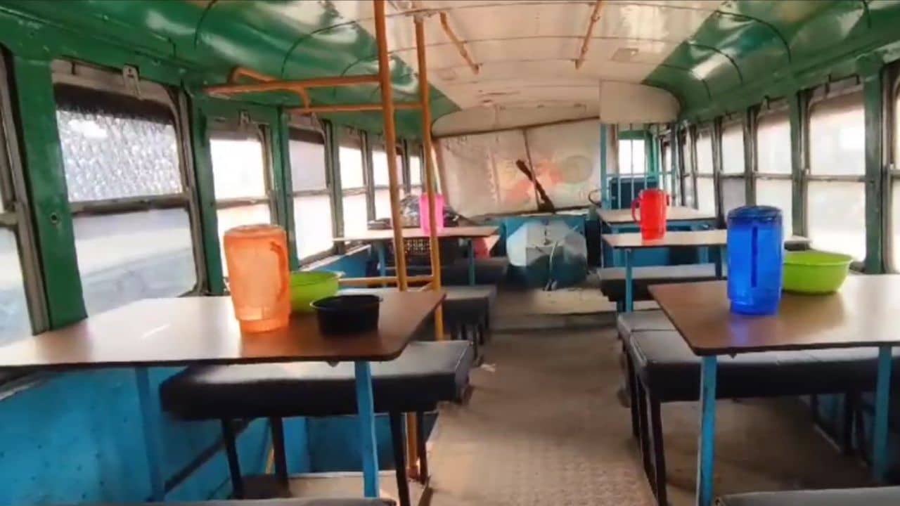 Durgapur: বাসে বসে ৫ টাকায় খান ডাল-ভাত-ডিম, দুপুর ১২টা বাজলেই জমছে ভিড়