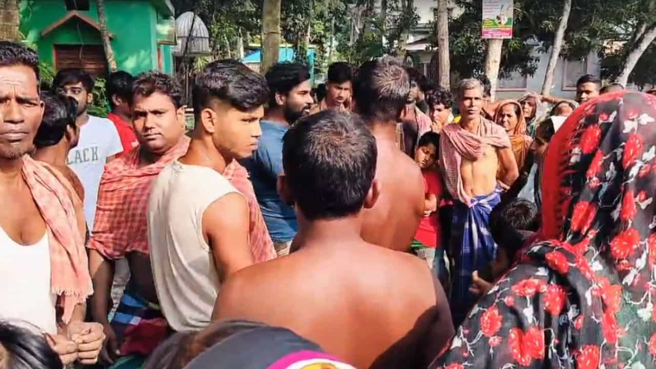 ICDS: শিশুদের খাবার বাড়ির গরু-ছাগলদের খাইয়ে দেন দিদিমণি! অভিযোগ, ডিম পর্যন্ত 'চুরি' করেন ICDS: শিশুদের খাবার বাড়ির গরু-ছাগলদের খাইয়ে দেন দিদিমণি! অভিযোগ, ডিম পর্যন্ত 'চুরি' করেন