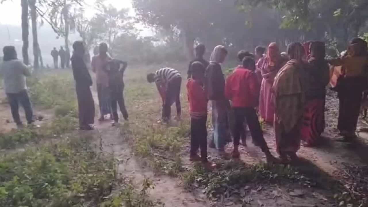 Nadia: নারকীয় ঘটনা নদিয়ায়, প্রেমিকাকে মাটিতে পুঁতে দিল প্রেমিক Nadia: নারকীয় ঘটনা নদিয়ায়, প্রেমিকাকে মাটিতে পুঁতে দিল প্রেমিক