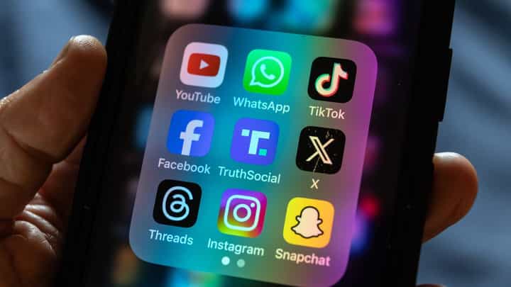 Social Media: সোশ্যাল মিডিয়ায় অ্যাকাউন্ট খুললেই আড়াইশো কোটি জরিমানা, নতুন আইন নিয়ে আলোচনা বিশ্ব জুড়ে Social Media: সোশ্যাল মিডিয়ায় অ্যাকাউন্ট খুললেই আড়াইশো কোটি জরিমানা, নতুন আইন নিয়ে আলোচনা বিশ্ব জুড়ে