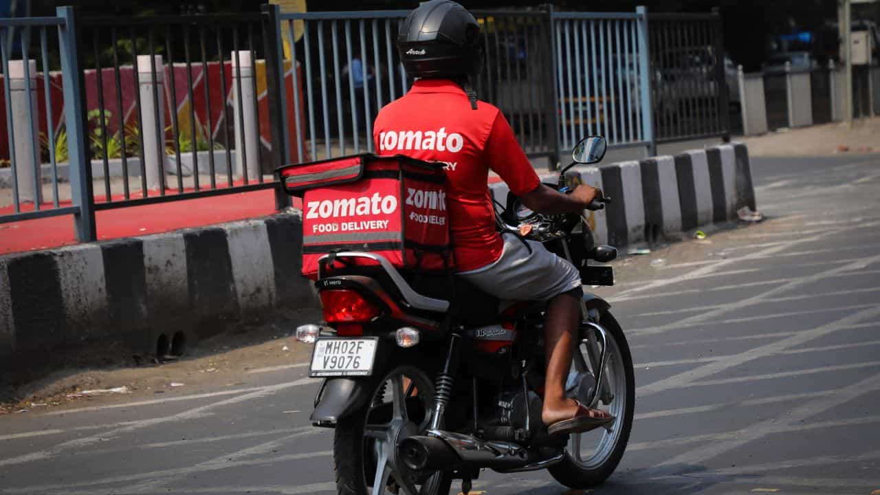Zomato-র খাবার নিয়ে উঠল প্রশ্ন, বাতিল করা হল কয়েক হাজার টাকার পণ্য Zomato-র খাবার নিয়ে উঠল প্রশ্ন, বাতিল করা হল কয়েক হাজার টাকার পণ্য
