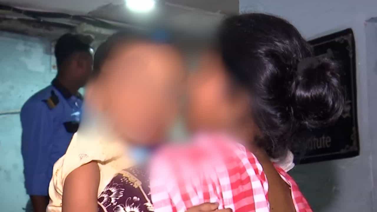 Hospital: গরম জলে ঝলসে গিয়েছে একরত্তির মুখগহ্বর, ঠোঁট ঝুলছে, মায়ের কোলে ঘুরতে হল তিন তিনটে হাসপাতাল Hospital: গরম জলে ঝলসে গিয়েছে একরত্তির মুখগহ্বর, ঠোঁট ঝুলছে, মায়ের কোলে ঘুরতে হল তিন তিনটে হাসপাতাল