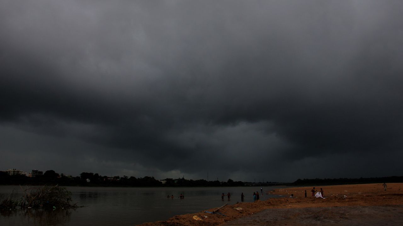 Weather Update: বঙ্গোপসাগরে আবার মাথা তুলছে নিম্নচাপ, শীতের শুরুতেই ফের হাওয়া বদলের খবর!