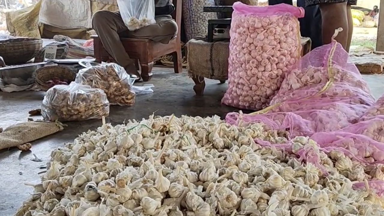 Garlic Price: রসুনের দাম ৪০০ টাকা, শীতের শুরুতে বাকি সবজির দাম শুনলে অবাক হবেন