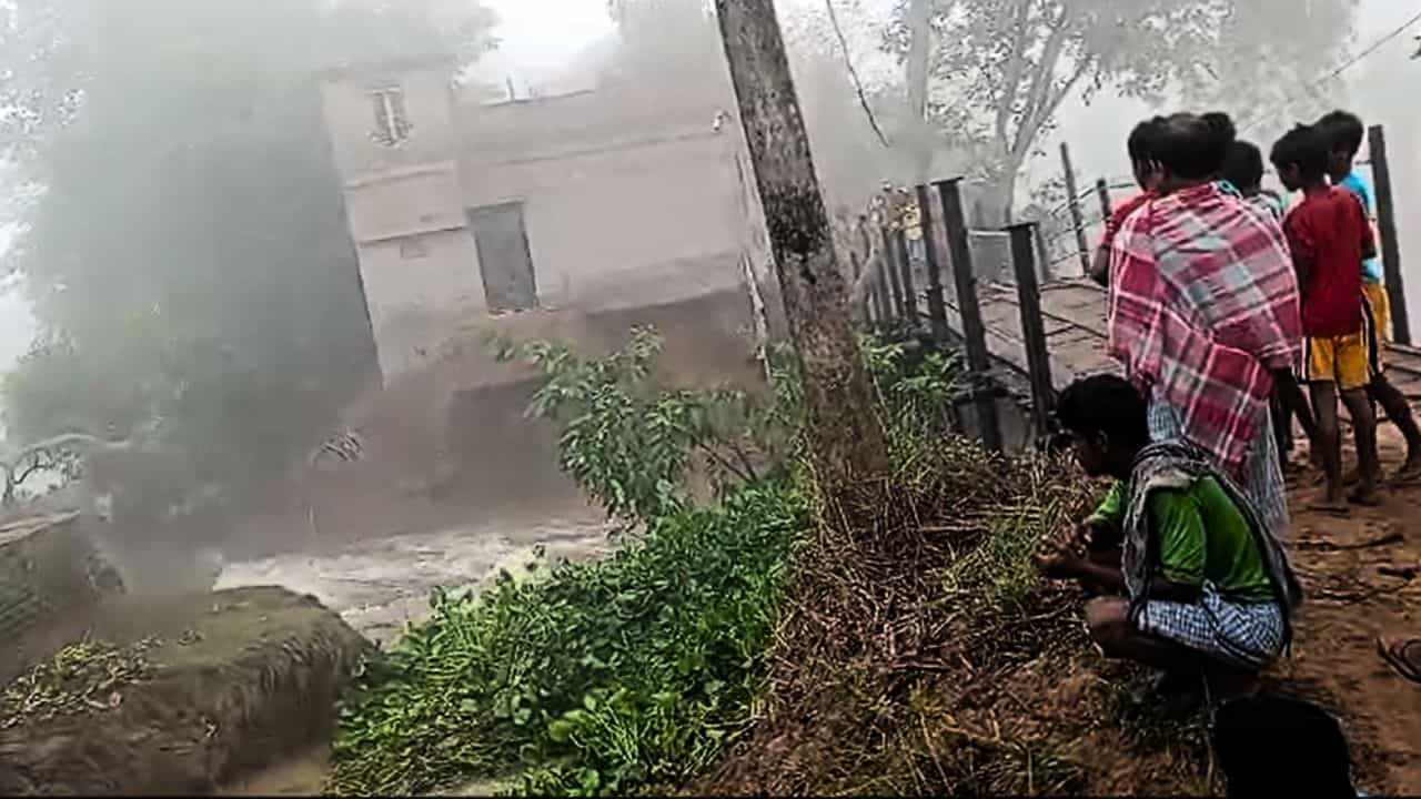 Ghatal: যে কোনও মুহূর্তে ভেঙে পড়বে বাড়িটা, ঝুলছে একমাত্র সাঁকোটাও, জলের শব্দে বুক কাঁপছে ঘাটালবাসীর Ghatal: যে কোনও মুহূর্তে ভেঙে পড়বে বাড়িটা, ঝুলছে একমাত্র সাঁকোটাও, জলের শব্দে বুক কাঁপছে ঘাটালবাসীর