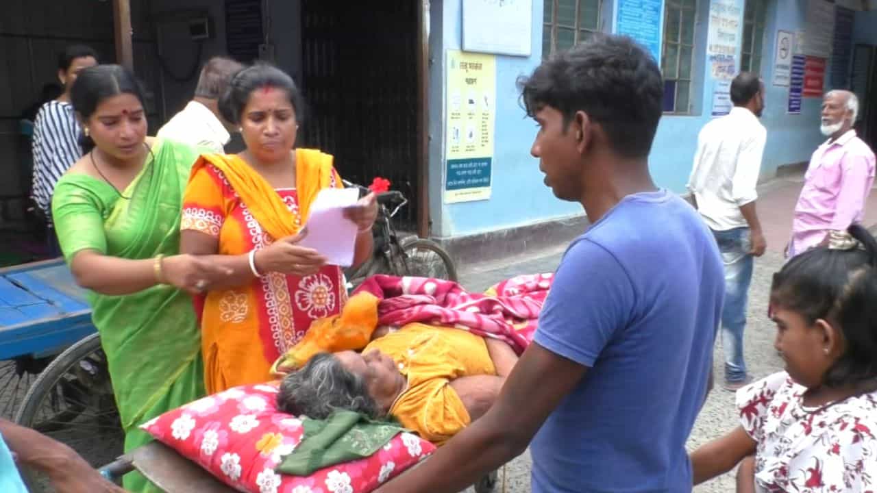 Hospital: বেলা ৩টে অবধি পাত্তা নেই সুপারের, হাসপাতাল থেকে 'রেফার' করা হচ্ছে একের পর এক রোগীকে, সবাই নিরুত্তর Hospital: বেলা ৩টে অবধি পাত্তা নেই সুপারের, হাসপাতাল থেকে 'রেফার' করা হচ্ছে একের পর এক রোগীকে, সবাই নিরুত্তর