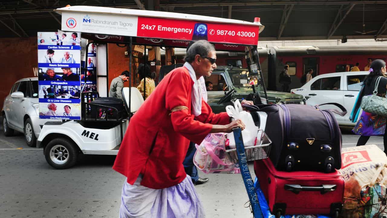 Howrah: হাওড়া স্টেশনে ১০ নম্বর প্লাটফর্মে ঘোরাঘুরি করছিল ব্যাগ নিয়ে, তলে তলে যে এত... ভাবতে পারেনি পুলিশ Howrah: হাওড়া স্টেশনে ১০ নম্বর প্লাটফর্মে ঘোরাঘুরি করছিল ব্যাগ নিয়ে, তলে তলে যে এত... ভাবতে পারেনি পুলিশ