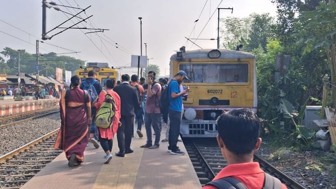 সাত সকালে বনগাঁ শাখায় চরম বিভ্রাট, দাঁড়িয়ে একের পর এক ট্রেন