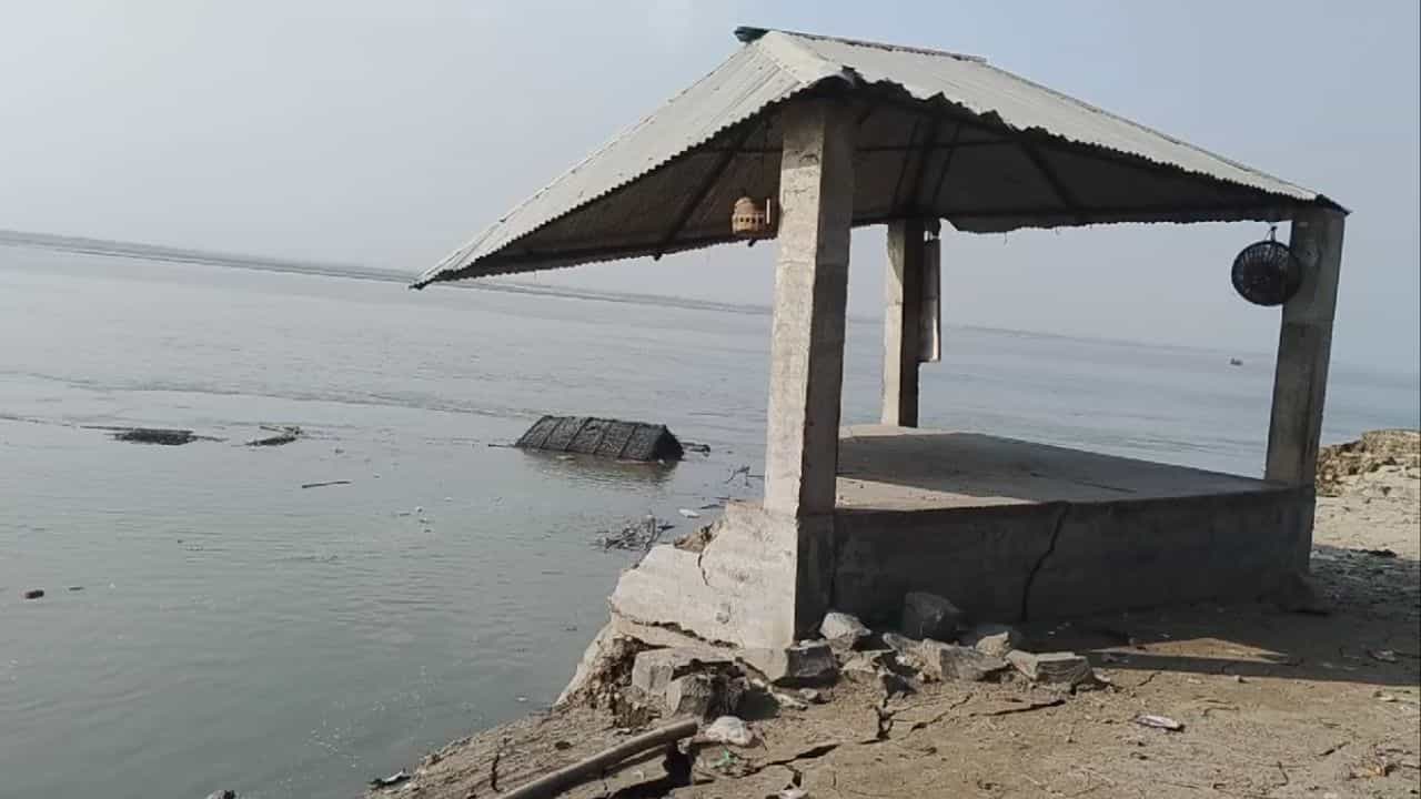 ঝড় নেই, বৃষ্টি নেই, মধ্যরাতে হঠাৎ নদীর গ্রাসে চলে গেল সব, মাথায় হাত গ্রামবাসীদের ঝড় নেই, বৃষ্টি নেই, মধ্যরাতে হঠাৎ নদীর গ্রাসে চলে গেল সব, মাথায় হাত গ্রামবাসীদের