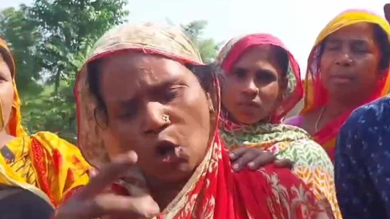Malda: 'রাত হলেই আসছে ওরা, আর দিনের বেলায় শুনছি...', তুমুল উত্তেজনা গ্রামে Malda: 'রাত হলেই আসছে ওরা, আর দিনের বেলায় শুনছি...', তুমুল উত্তেজনা গ্রামে