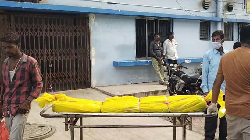 মাছ-মাংস যেমন পচে যায়..., গলছে শব, ধরছে পোকা, সারি সারি মৃতদেহের একই হাল!