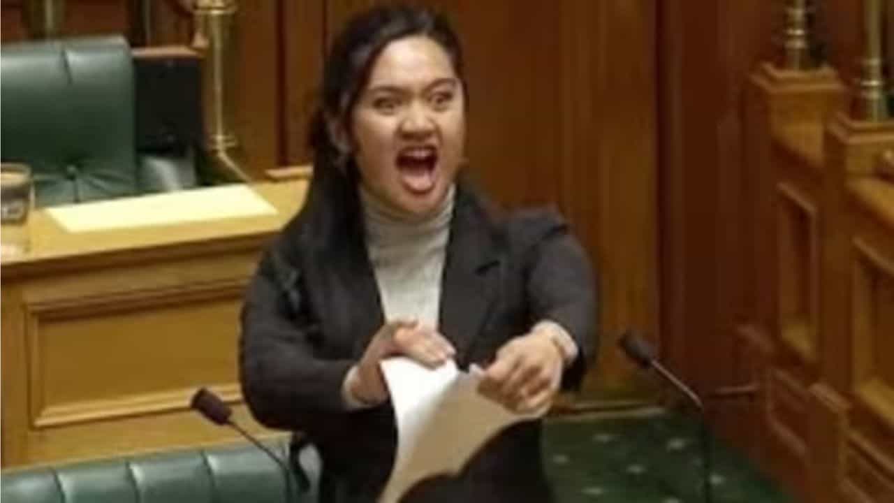 New Zealand: হানার সেই নাচ দেশ জুড়ে জ্বালিয়ে দিয়েছে আগুন, কেন এমন প্রতিবাদ New Zealand: হানার সেই নাচ দেশ জুড়ে জ্বালিয়ে দিয়েছে আগুন, কেন এমন প্রতিবাদ