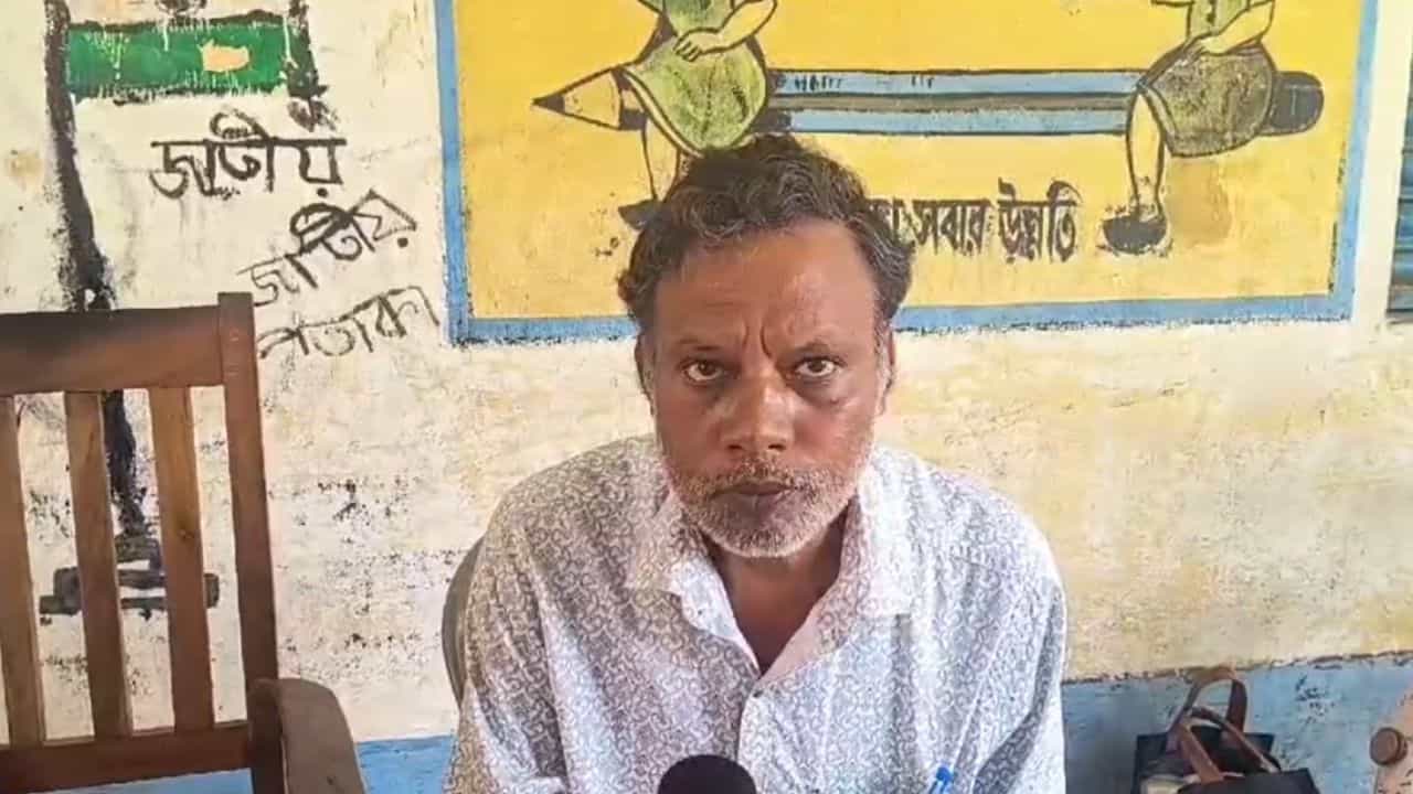 Purulia School: ছাত্র-ছাত্রীরা তো চেনেই না? 'আমি মাঝে মধ্যে স্কুলে আসি', জবাব হেডস্যরের Purulia School: ছাত্র-ছাত্রীরা তো চেনেই না? 'আমি মাঝে মধ্যে স্কুলে আসি', জবাব হেডস্যরের