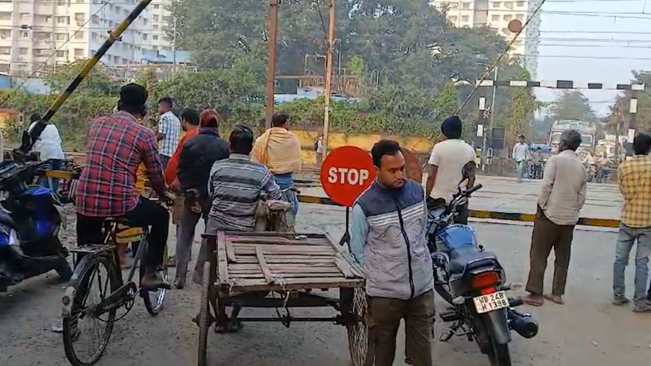 Sodepur: মাঝরাত থেকে বিকল রেলগেট, সোদপুরে আটকে ট্রাক সহ বহু গাড়ি