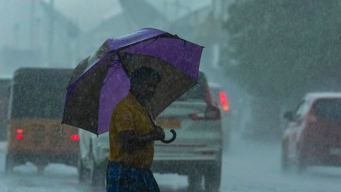 ভোররাত থেকে বৃষ্টি দক্ষিণবঙ্গে, প্রভাব শুরু সাইক্লোনের!