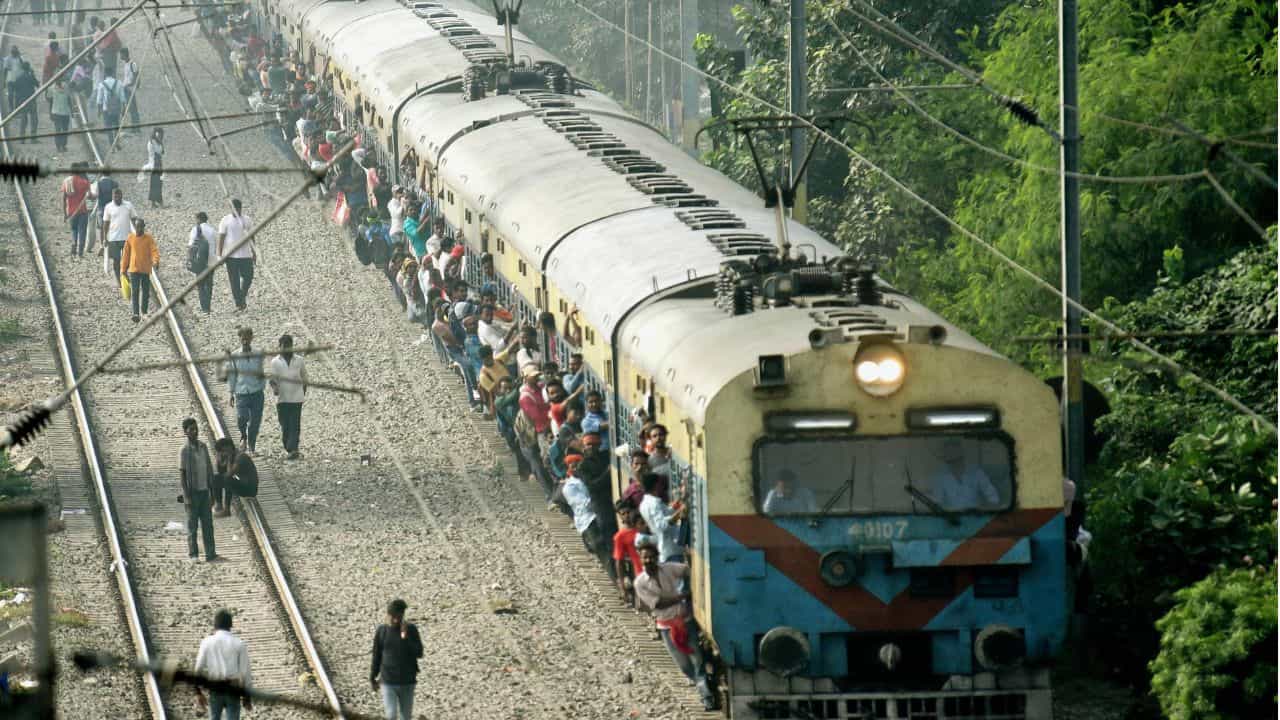 ট্রেনে চাপিয়ে নিয়ে যেতে পারেন বাইক, কত খরচ পড়বে জানুন ট্রেনে চাপিয়ে নিয়ে যেতে পারেন বাইক, কত খরচ পড়বে জানুন