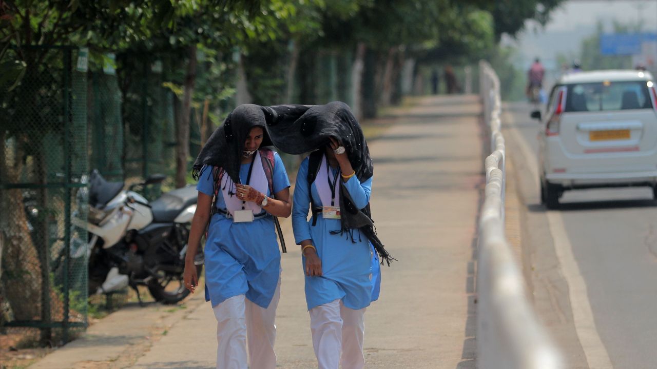 Weather Update: নভেম্বরের ১ তারিখেও কলকাতায় ২৬ ডিগ্রি! কোথায় ধাক্কা খাচ্ছে 'শীত'