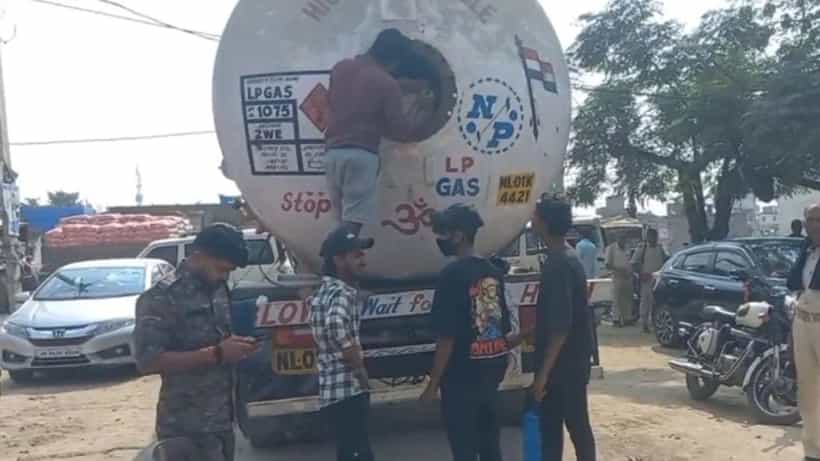 Liquor Smuggling: বিহারেই যেন সম্ভব! ড্রাই স্টেটে তেলের ট্যাঙ্ক থেকে বেরল ১ কোটি টাকার বিলিতি মদ