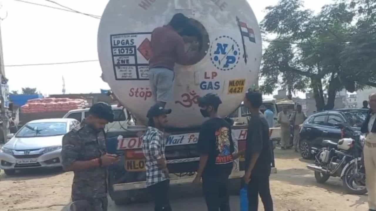 Liquor Smuggling: বিহারেই যেন সম্ভব! 'ড্রাই স্টেটে' তেলের ট্যাঙ্ক থেকে বেরল ১ কোটি টাকার বিলিতি মদ Liquor Smuggling: বিহারেই যেন সম্ভব! 'ড্রাই স্টেটে' তেলের ট্যাঙ্ক থেকে বেরল ১ কোটি টাকার বিলিতি মদ