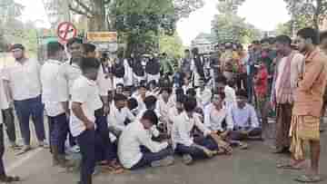 Student Protest: ‘ট্যাব চাই, নাহলে ছাড়ছি না রাস্তা’, পড়ুয়ারা অবরোধে সামিল হতেই ছুটে এলেন প্রধান শিক্ষক