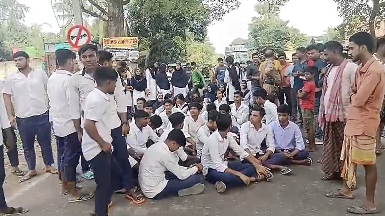Student Protest: ‘ট্যাব চাই, নাহলে ছাড়ছি না রাস্তা’, পড়ুয়ারা অবরোধে সামিল হতেই ছুটে এলেন প্রধান শিক্ষক
