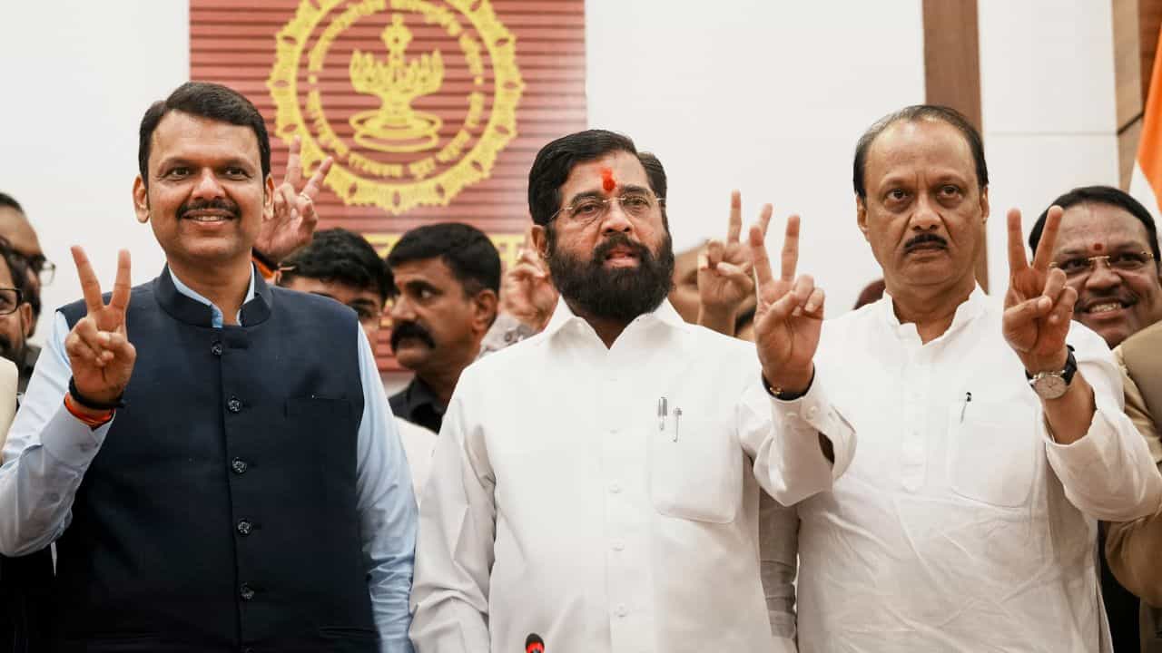 Maharashtra CM: কৌন বনেগা মুখ্যমন্ত্রী? পাল্লা ভারি ফড়ণবীসের, আজ দিল্লির দরবারেই চূড়ান্ত সিদ্ধান্ত? Maharashtra CM: কৌন বনেগা মুখ্যমন্ত্রী? পাল্লা ভারি ফড়ণবীসের, আজ দিল্লির দরবারেই চূড়ান্ত সিদ্ধান্ত?