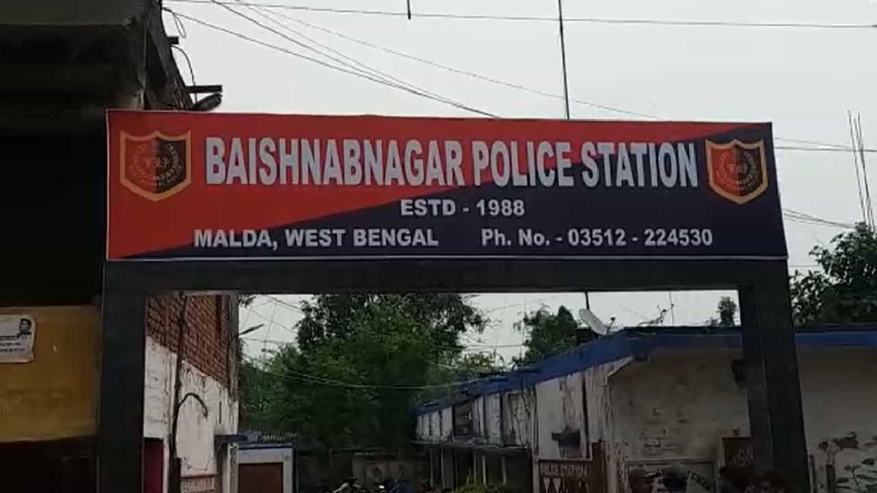 Tab Case: সোমে নবান্নে ডিজি, মঙ্গলেই ‘ট্যাব চোর’ ধরতে জেলায় জেলায় গ্রেফতারি, পাকড়াও ৪ Tab Case: সোমে নবান্নে ডিজি, মঙ্গলেই ‘ট্যাব চোর’ ধরতে জেলায় জেলায় গ্রেফতারি, পাকড়াও ৪