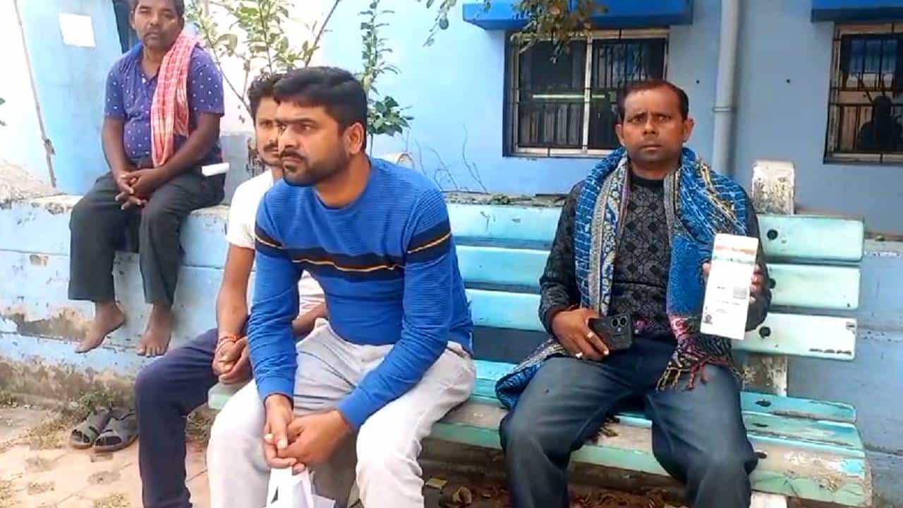 Malda: হবু স্ত্রী-র মন মজে অন্য পুরুষে, বুঝতে পেরে বিয়ের দিনই গায়েহলুদের পর চরম কাজটা করেই ফেললেন যুবক Malda: হবু স্ত্রী-র মন মজে অন্য পুরুষে, বুঝতে পেরে বিয়ের দিনই গায়েহলুদের পর চরম কাজটা করেই ফেললেন যুবক