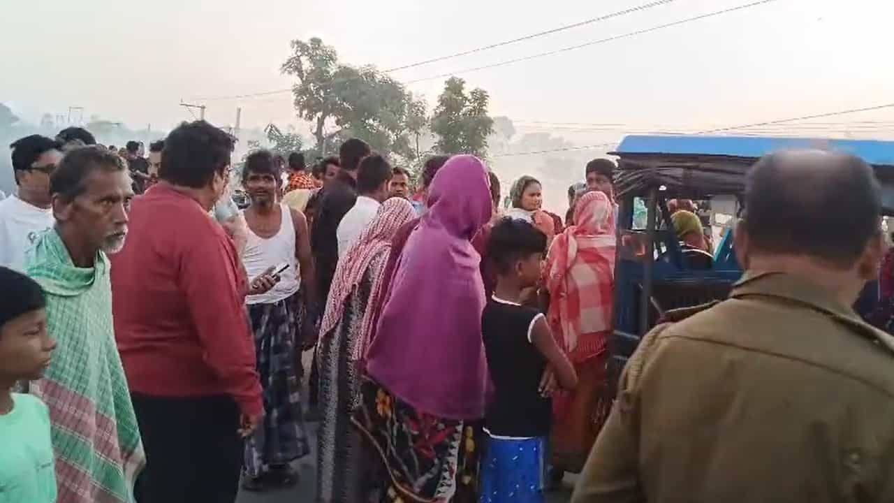 Malda: প্রাতঃভ্রমণে বেরিয়ে আর ফেরা হল না বাড়ি, রাস্তাতেই পড়ে রইল ৩ ব্যক্তির রক্তাক্ত দেহ, আশঙ্কাজনক আরও ৩ Malda: প্রাতঃভ্রমণে বেরিয়ে আর ফেরা হল না বাড়ি, রাস্তাতেই পড়ে রইল ৩ ব্যক্তির রক্তাক্ত দেহ, আশঙ্কাজনক আরও ৩