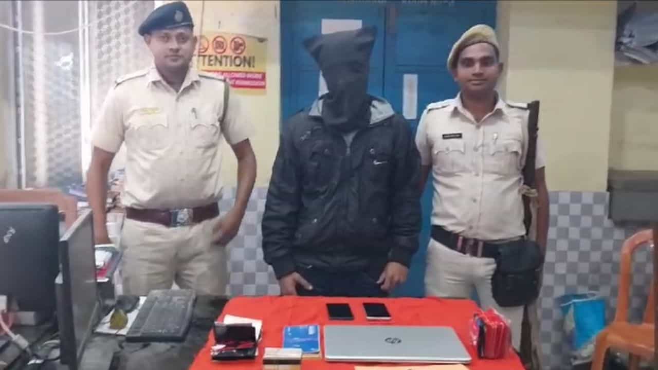 Maldah: মালদহের ট্যাব দুর্নীতিকাণ্ডে ইসলামপুর থেকে গ্রেফতার মূল চক্রী Maldah: মালদহের ট্যাব দুর্নীতিকাণ্ডে ইসলামপুর থেকে গ্রেফতার মূল চক্রী