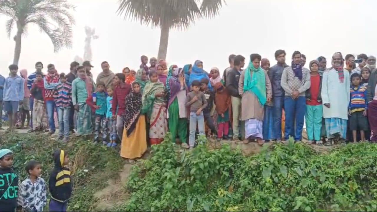 Maldah: বিড়ির ব্যবসা, সঙ্গে বেচতেন চিপসও! ফেরিওয়ালার দেহ উদ্ধার ঘিরে চাঞ্চল্য