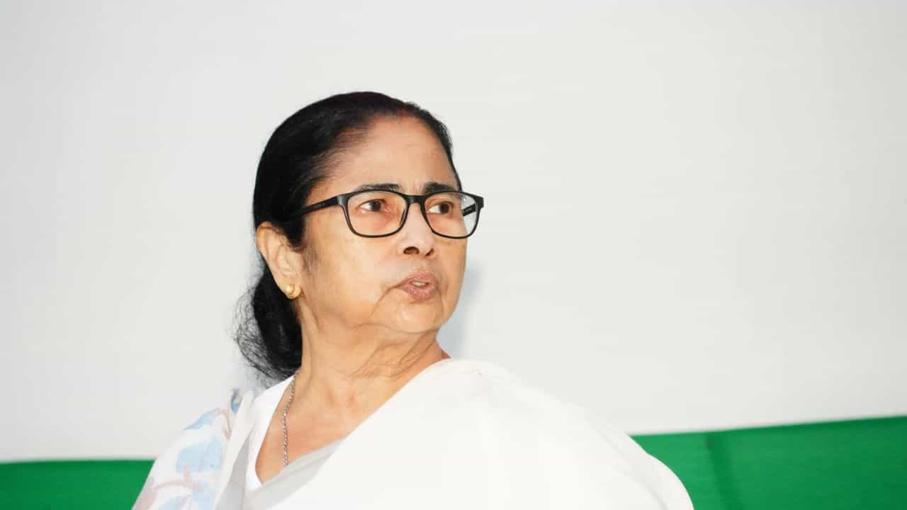 TMC: তৃণমূল অন্দরে রদবদলের জল্পনার মাঝেই কালীঘাটে মমতার বৈঠক... বড় কোন সিদ্ধান্তের পথে নেত্রী? TMC: তৃণমূল অন্দরে রদবদলের জল্পনার মাঝেই কালীঘাটে মমতার বৈঠক... বড় কোন সিদ্ধান্তের পথে নেত্রী?