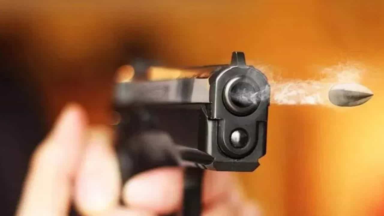 Man Shot dead: পা ছুঁয়ে প্রণামের পরই পরপর গুলি, কিশোর আত্মীয় কেন সুপারি দিল খুনের? Man Shot dead: পা ছুঁয়ে প্রণামের পরই পরপর গুলি, কিশোর আত্মীয় কেন সুপারি দিল খুনের?