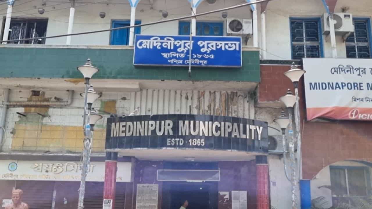 Medinipur: স্বাস্থ্য বিভাগের বিরুদ্ধে মেয়াদ উত্তীর্ণ ওষুধ দেওয়ার অভিযোগ, শোকজ ৫ জন Medinipur: স্বাস্থ্য বিভাগের বিরুদ্ধে মেয়াদ উত্তীর্ণ ওষুধ দেওয়ার অভিযোগ, শোকজ ৫ জন