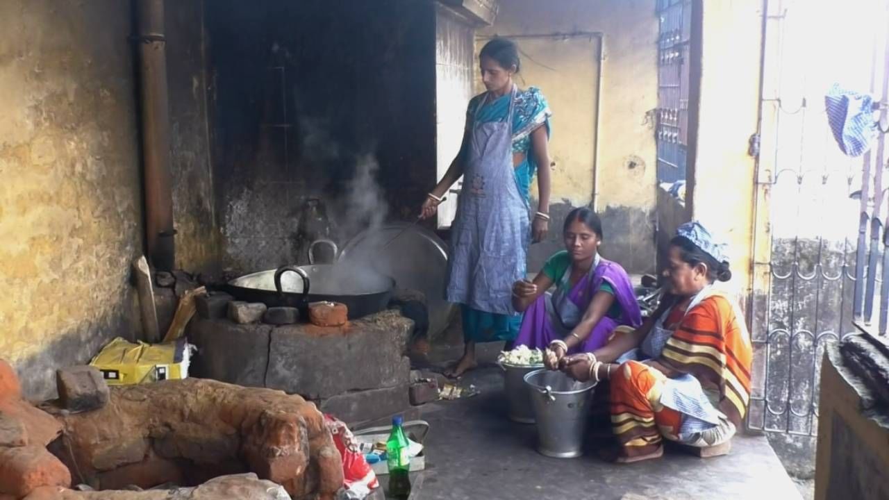 Mid Day Meal: ৭৪ পয়সায় ভিজবে চিঁড়ে? মিড ডে মিলের টাকা বাড়লেও দায় ঠেলাঠেলি চলছেই