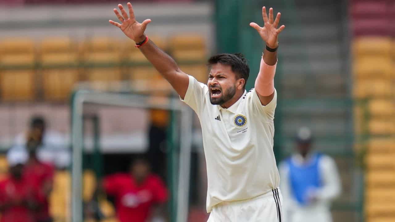 IND A vs AUS A: ভিডিয়ো: কথা শোনে না অবাধ্য পিচ! মাঠেই হাতুড়ি হাতে নেমে পড়লেন বাংলার মুকেশ IND A vs AUS A: ভিডিয়ো: কথা শোনে না অবাধ্য পিচ! মাঠেই হাতুড়ি হাতে নেমে পড়লেন বাংলার মুকেশ