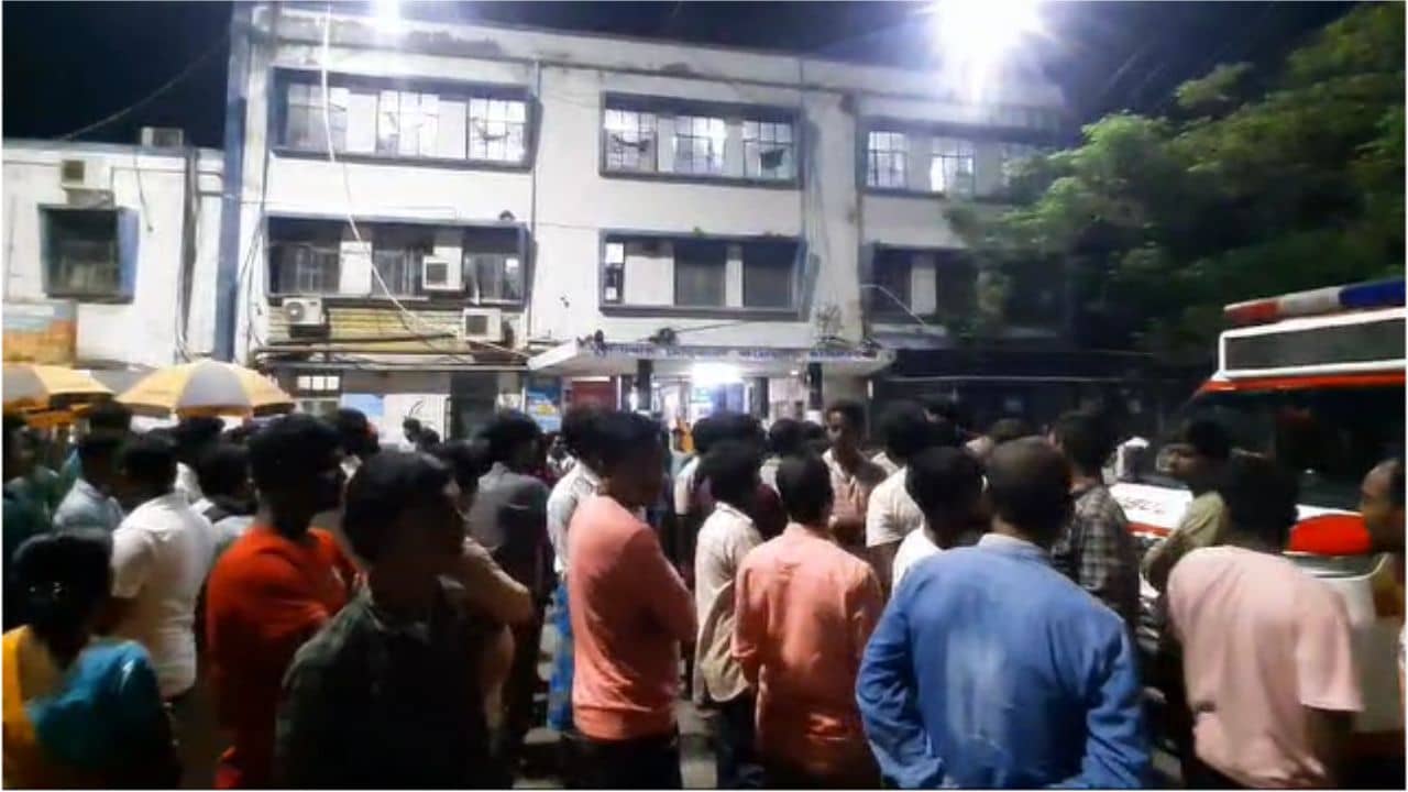 একটা বেডে ৪ জন রোগী, কোলে বসিয়ে ২ মাসের বাচ্চাটাকে অক্সিজেন দিল, ভাল করে দেখলও না, মরেই গেল শেষে
